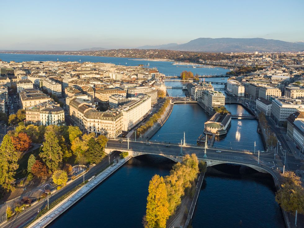 流经瑞士日内瓦市中心的罗纳河鸟瞰图
